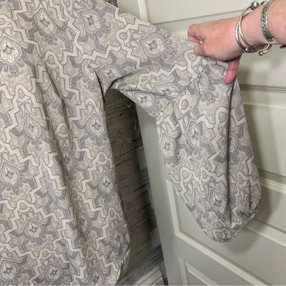 Violet + Claire Tan Crepe Blouse Paisley Print Long Sleeves Key Hole Top Sz L - Picture 4 of 12